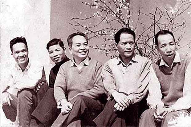 BA CHỊ EM GÁI NHÀ GS ĐẶNG THAI MAI VÀ BA CHÀNG RỂ TƯỚNG LỪNG DANH