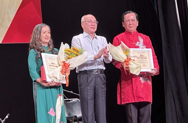 XÚC ĐỘNG LỄ TRAO GIẢI THƯƠNG VÀ HỌC BỔNG TRẦN VĂN KHÊ