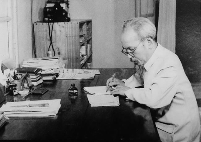 HÌNH TƯỢNG HỒ CHÍ MINH TRONG THƠ XUÂN DIỆU