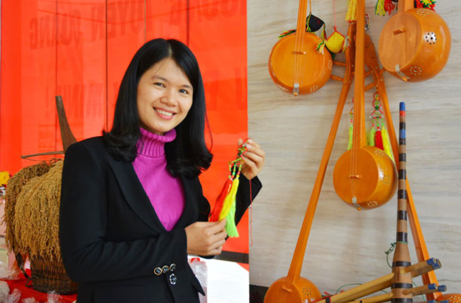 BA KHÚC CA CỦA ''CỎ'' TRONG MỘT TẬP THƠ VÀ TRƯỜNG CA LẠ LÙNG