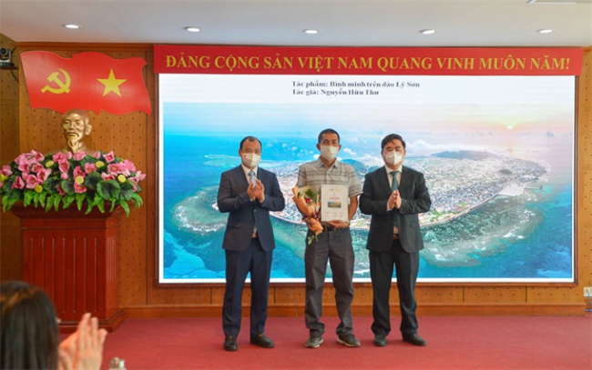 Trao giải cuộc thi ảnh nghệ thuật chủ đề ''Đất nước nhìn từ biển''