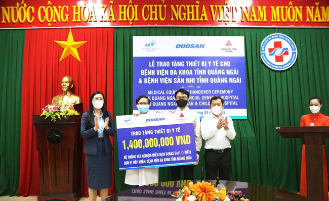 Trao tặng 2 gói thiết bị y tế trị giá gần 1,7 tỷ đồng cho 2 bệnh viện lớn của tỉnh Quảng Ngãi