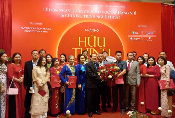 NHÀ THƠ HỮU THỈNH - ''CỐ LÁCH QUA CẶN LẮNG ĐỜI MÌNH''