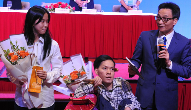 NỮ SINH 15 TUỔI SÁNG TÁC BẰNG TIẾNG ANH VÀ CÂY BÚT NGỒI XE LĂN ĐƯỢC VINH DANH