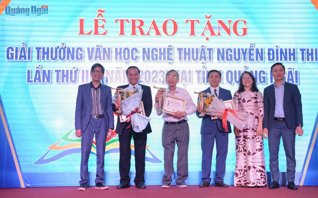 TRAO TẶNG GIẢI THƯỞNG VHNT NGUYỄN ĐÌNH THI LẦN THỨ III TẠI QUẢNG NGÃI