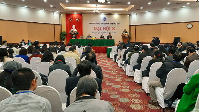 2-Nhà thơ Hữu Thỉnh báo cáo tại Đại hội X_1.jpg